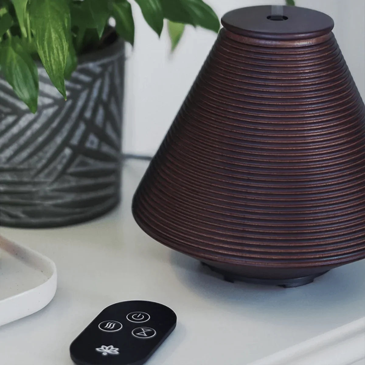 Träaromdiffuser med fjärrkontroll, 3 dimlägen och 10 timmars drifttid