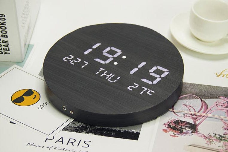 Vægur med Digitalt Display – Skandinavisk Minimalistisk Design