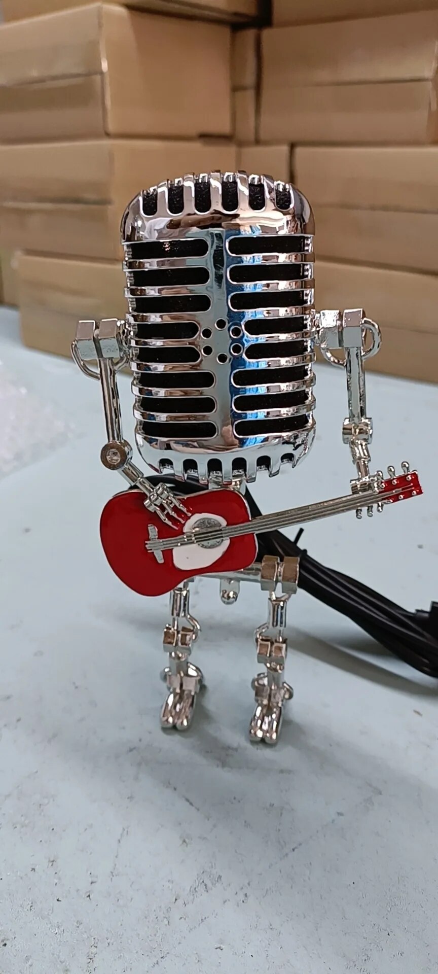 Unik Robotlampe med Justerbart Lys og Guitar Design