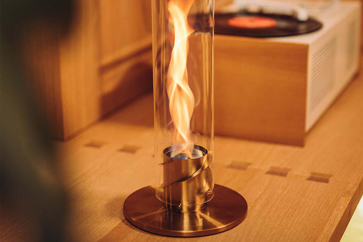 Moderne bordpejs med justerbare flammer til hyggelig atmosfære