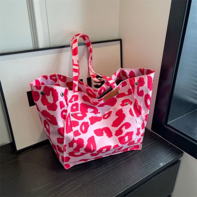 Oversized skuldertaske i stof med leopardmønster - lilla