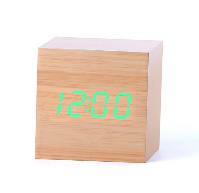 Digital bordsklocka i trälook med minimalistisk design