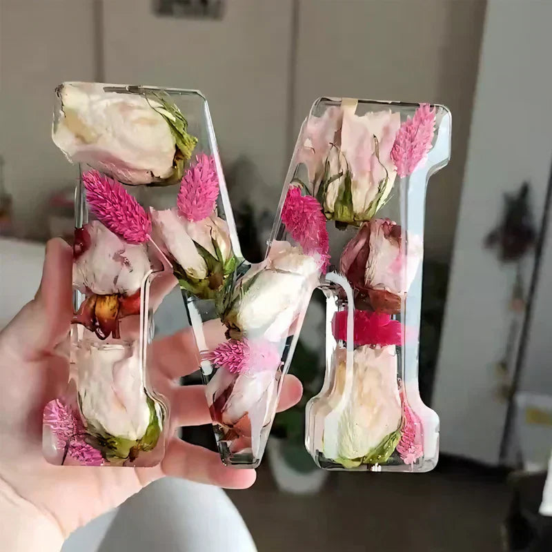 Nattelys med Tørrede Blomster Bogstaver