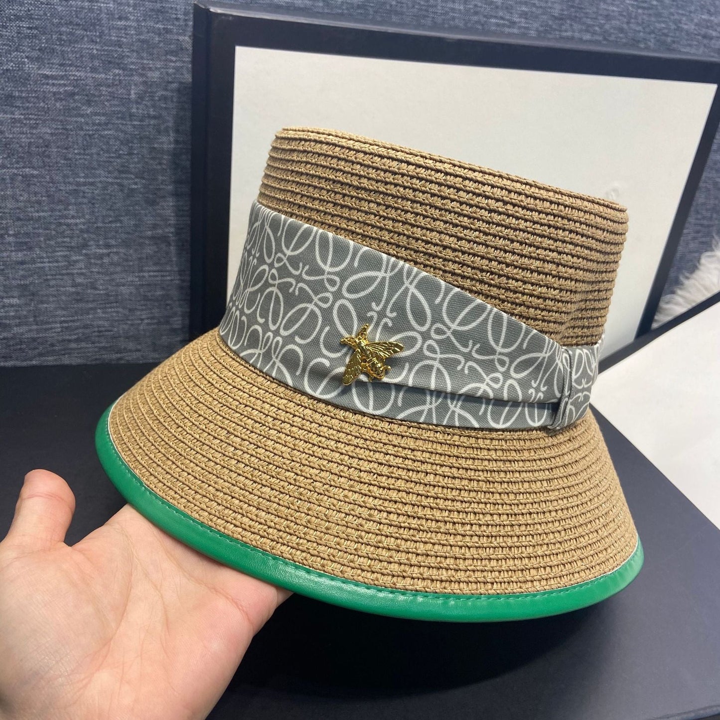 Elegant sommarhatt för kvinnor med rosettdetalj