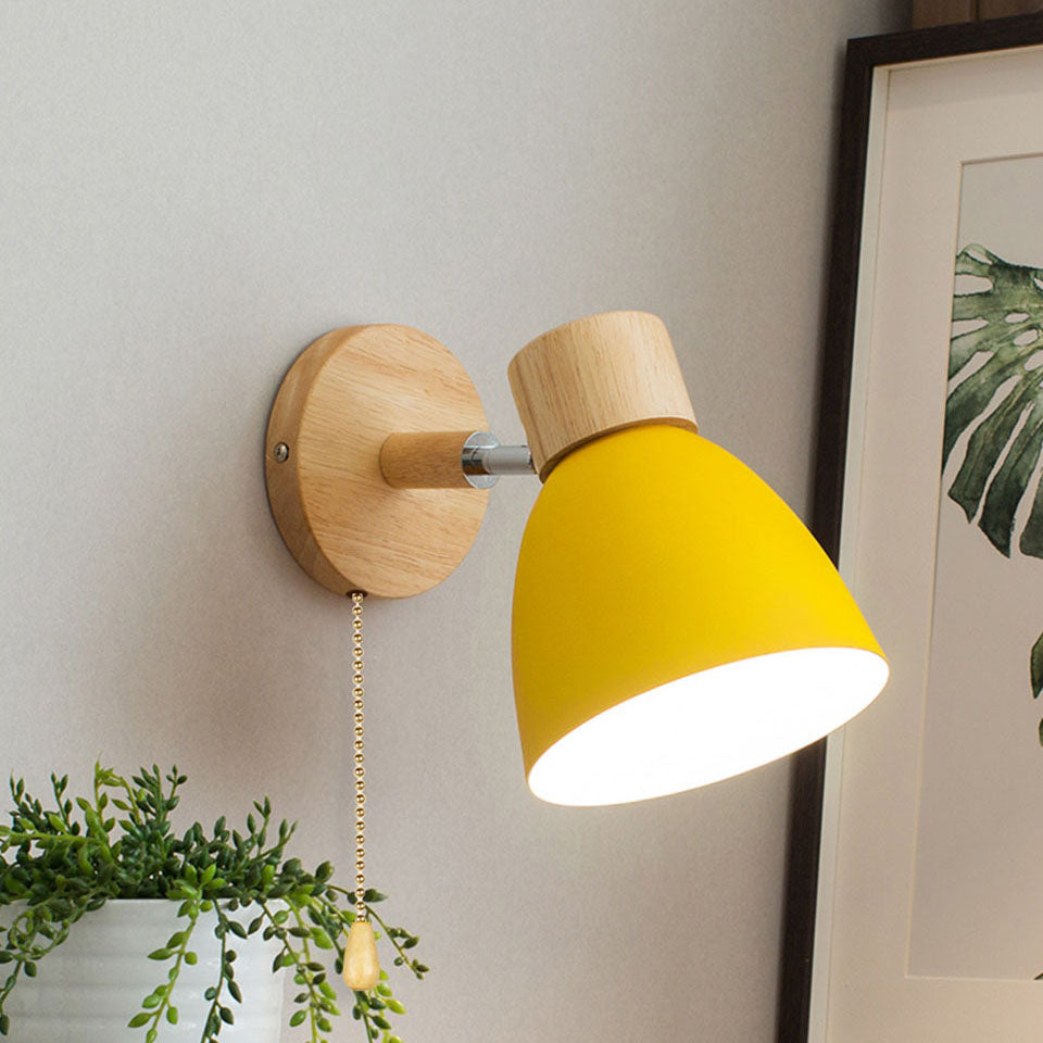 Farverig Væglampe i Jern og Træ – Justerbart Lysdesign