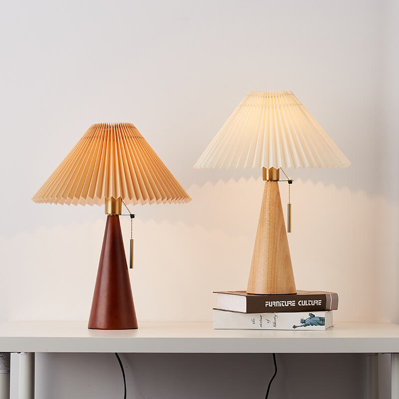 Japansk bordslampa med plisserad skärm i trä och tygdesign