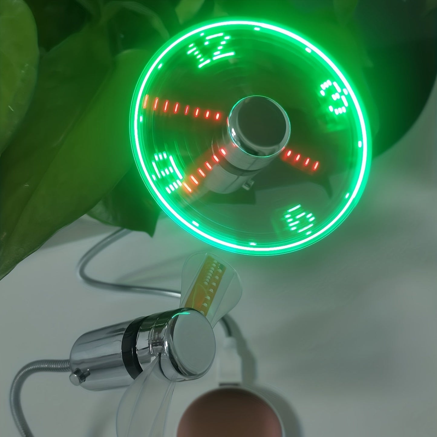 Kompakt USB Bordventilator med LED Ur - Stille og Effektiv
