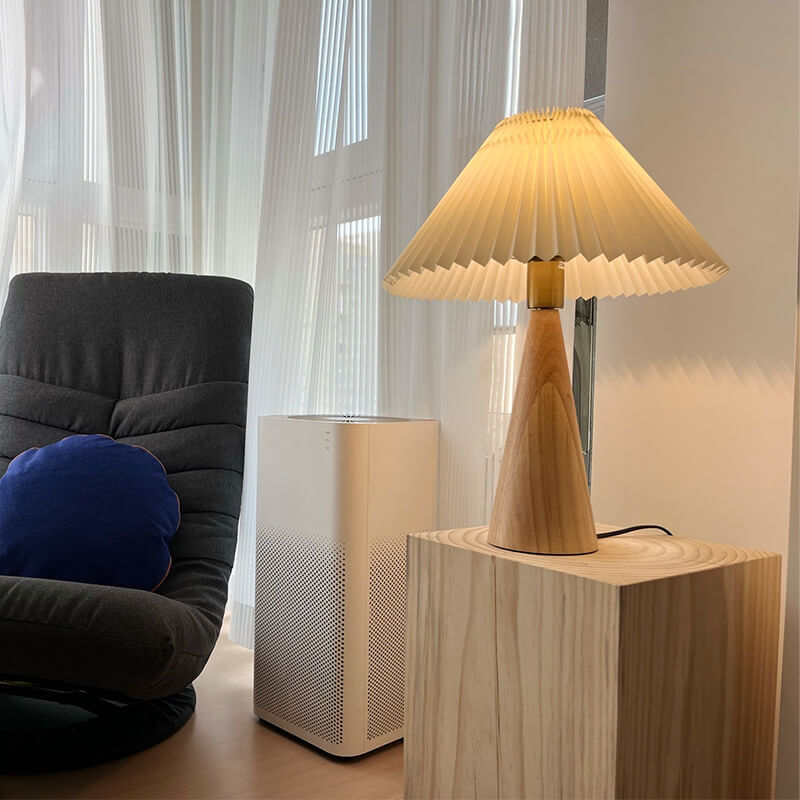 Japansk bordslampa med plisserad skärm i trä och tygdesign