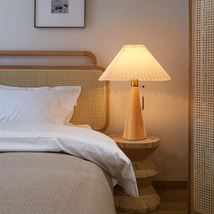 Japansk bordslampa med plisserad skärm i trä och tygdesign