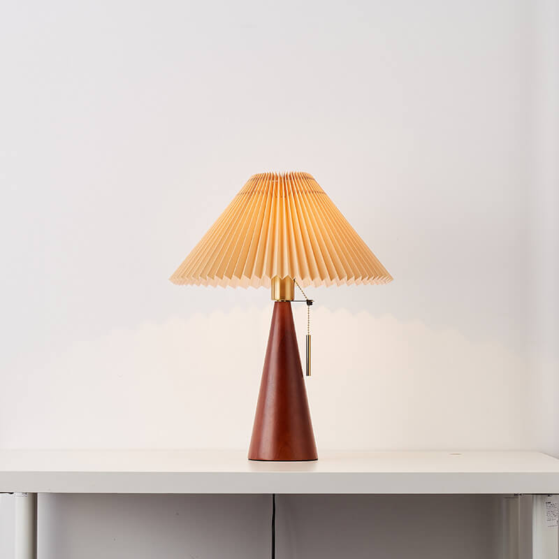 Japansk bordslampa med plisserad skärm i trä och tygdesign
