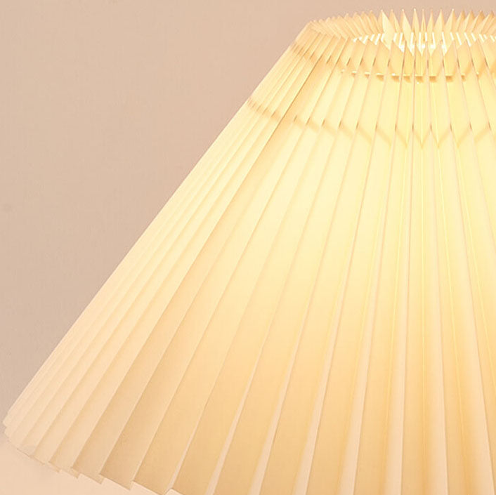 Japansk bordslampa med plisserad skärm i trä och tygdesign