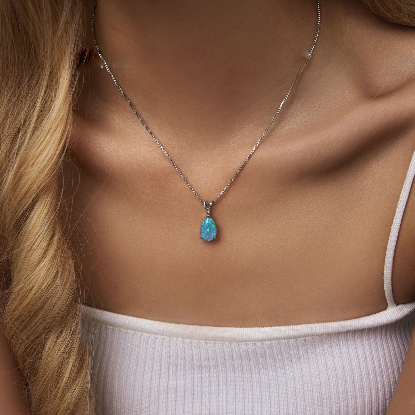Minimalistiskt Halsband med Opalhänge – Selina