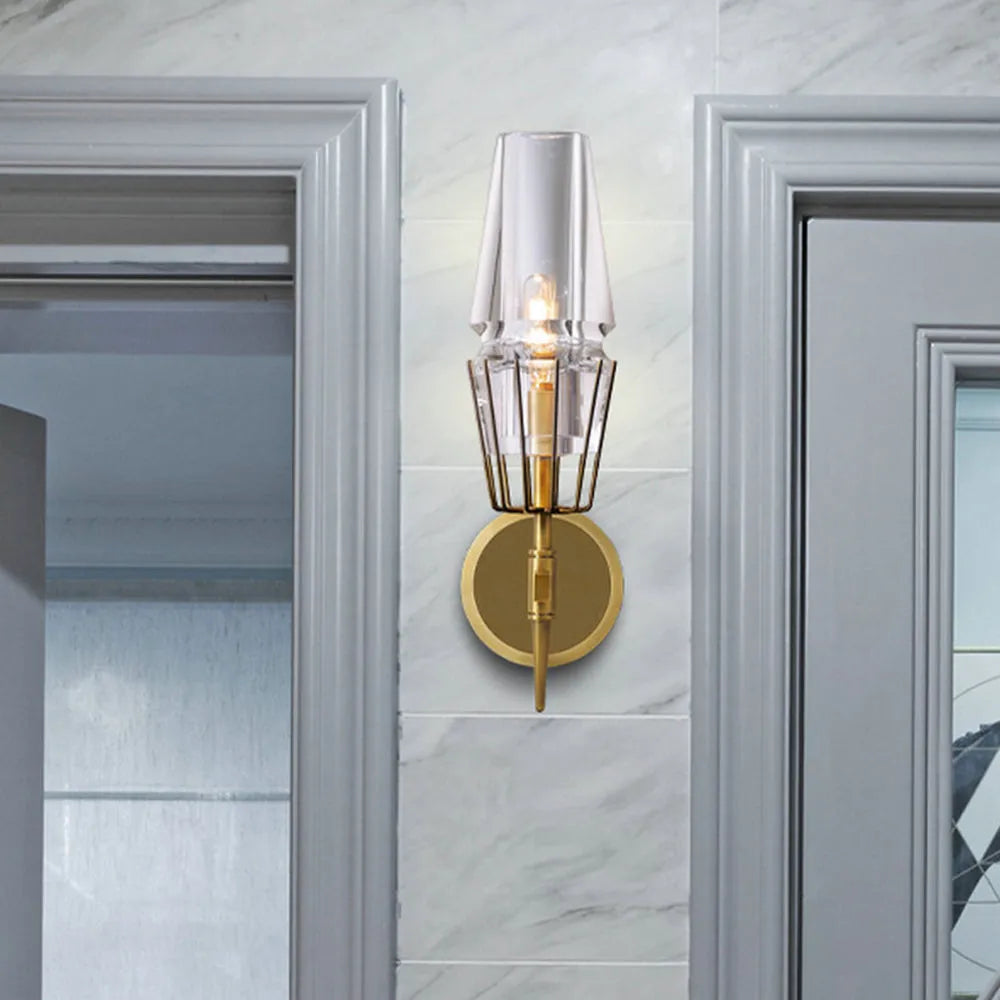 Modern vägglampa i glas och mässing – Skapa mys och stil