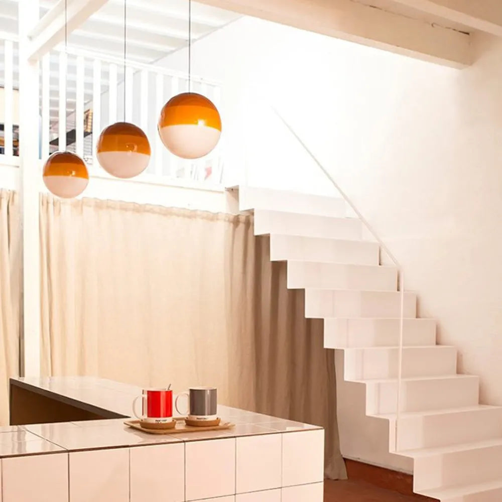 Farverig Glaspendel: Skab Stemning og Elegance i Dit Hjem