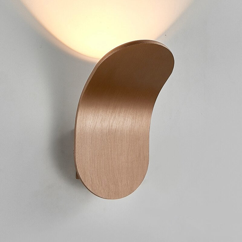 Elegant vägglampa i järn – nordisk design för moderna hem