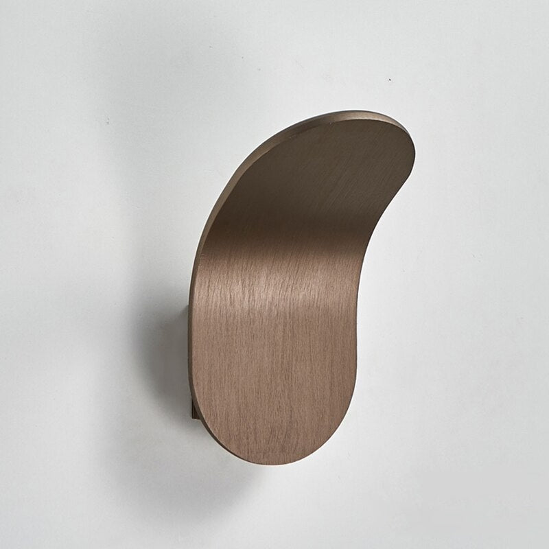 Elegant vägglampa i järn – nordisk design för moderna hem