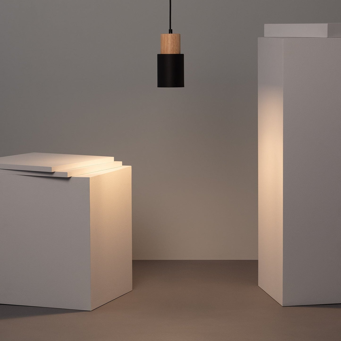 Elegant Träpendel i Svart – Modern Cylinderdesign
