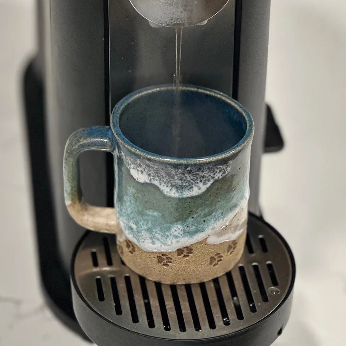 Handmålad Mugg med Tassavtryck för Strandälskare - Unik Design