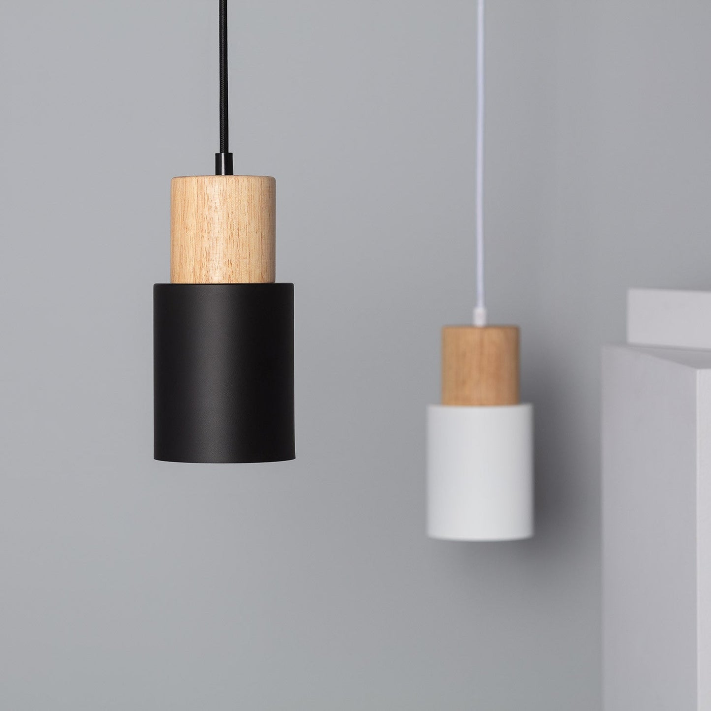 Elegant Träpendel i Svart – Modern Cylinderdesign