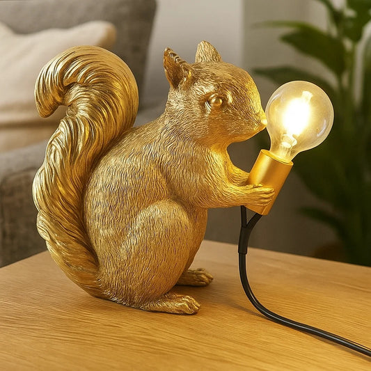 Nordisk Bordlampe med Egern – Skab Hygge og Stil i Hjemmet