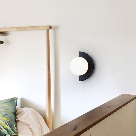 Moderne Glas Væglampe med Farverig Base og Stilfuld Belysning