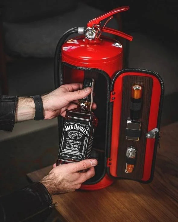 Minibar i industriell design med säkerhetslås för spritförvaring