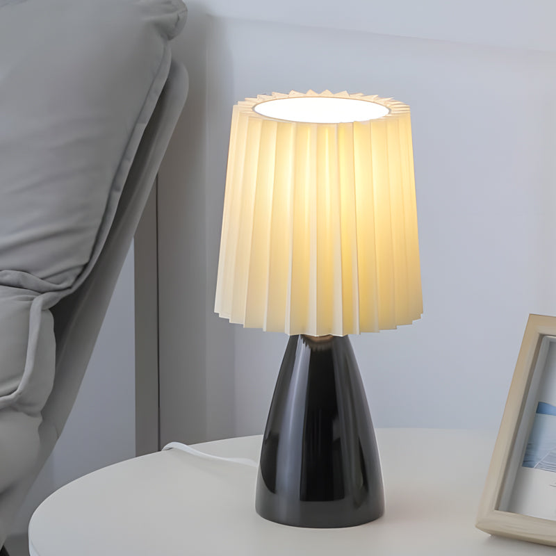 Elegant bordlampe med USB og justerbart lys i plissé stof