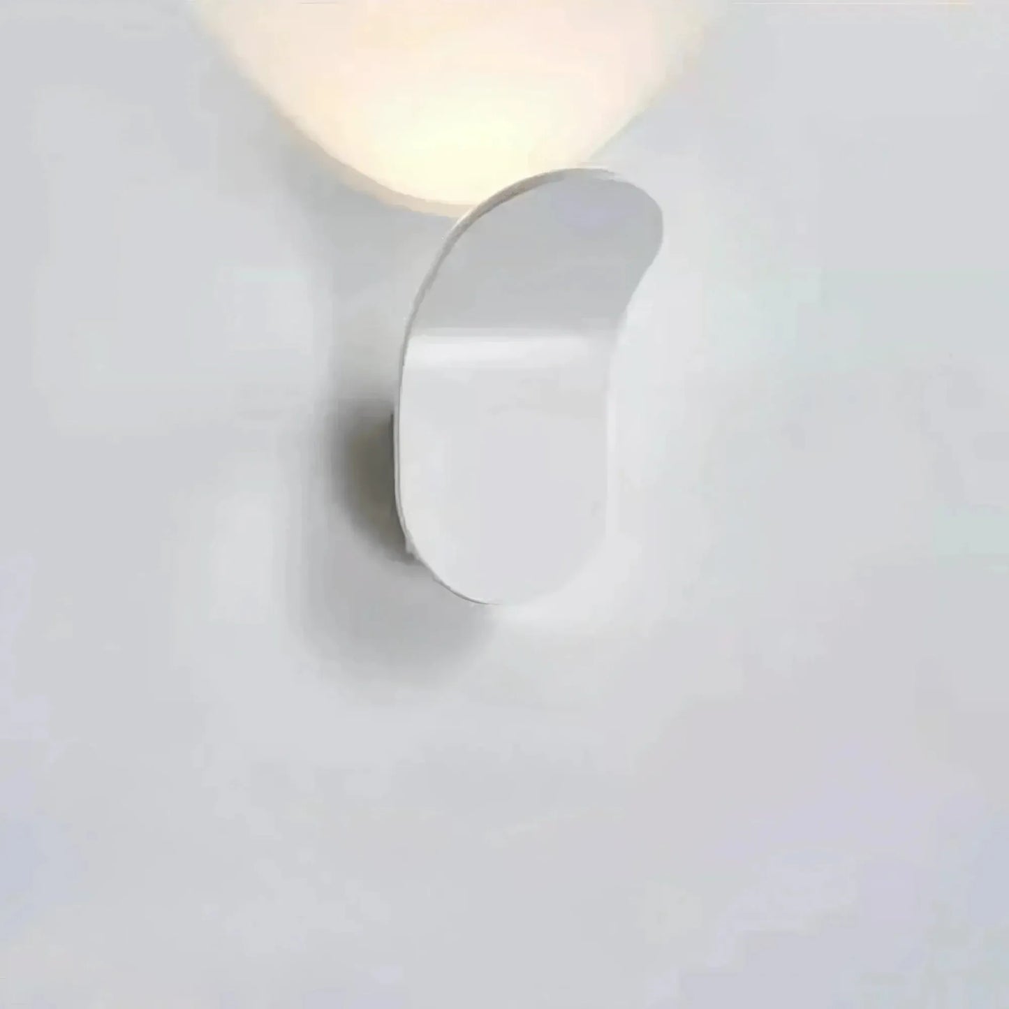 Stilfuld væglampe med integreret LED og moderne design