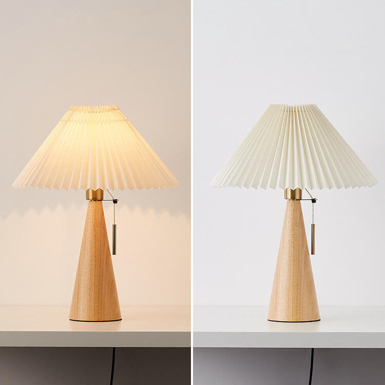 Japansk bordslampa med plisserad skärm i trä och tygdesign