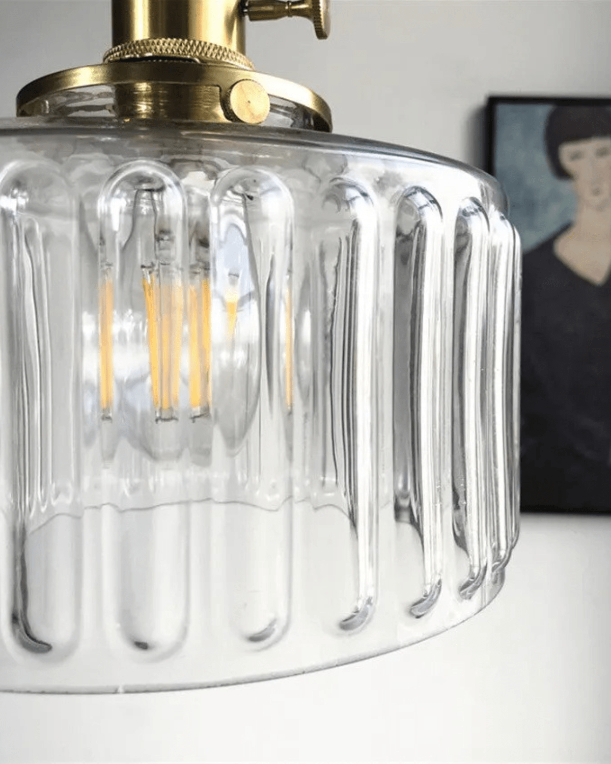 Elegant Glaspendel med Messingdetaljer - Skab Hygge i Hjemmet