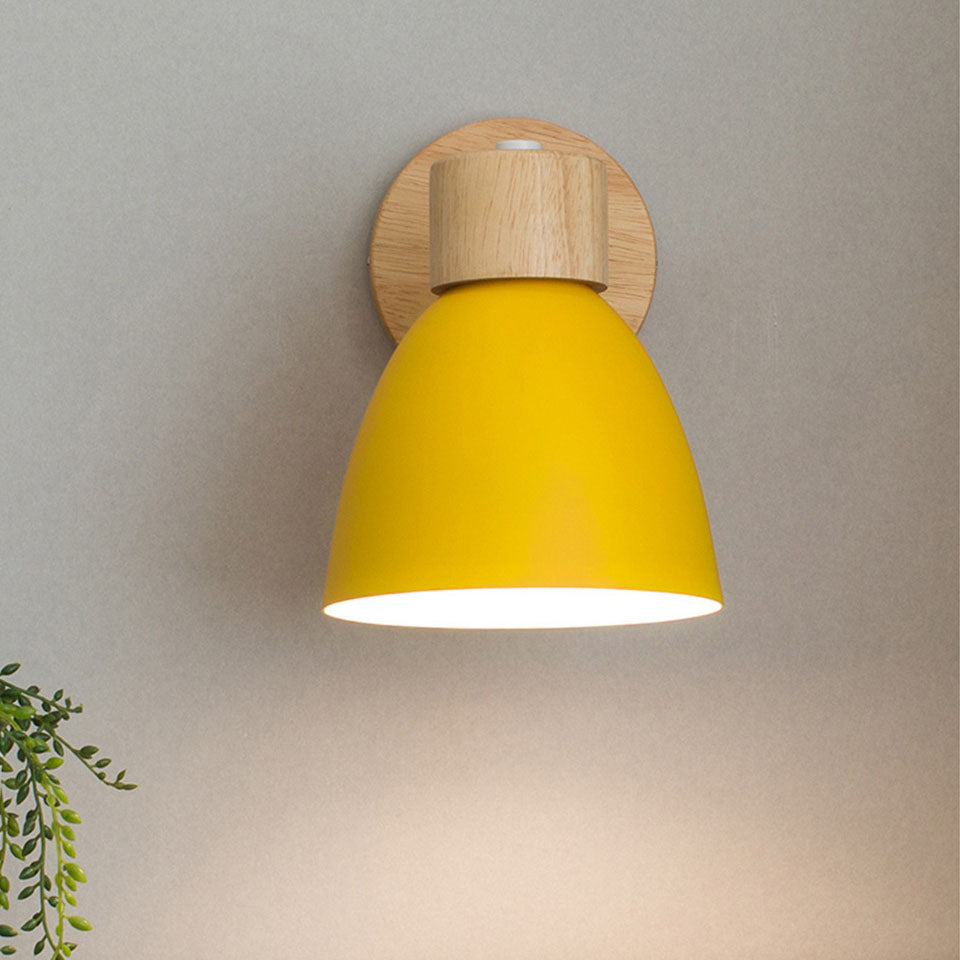 Farverig Væglampe i Jern og Træ – Justerbart Lysdesign