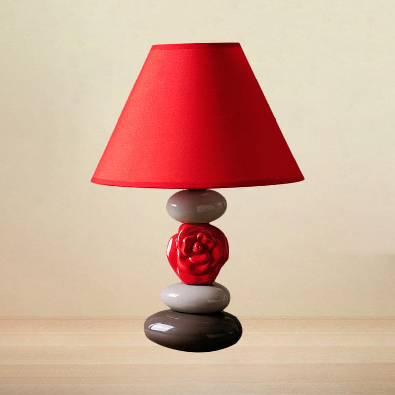 Elegant bordslampa med konisk tygskärm för modern inredning