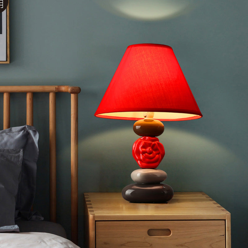 Elegant bordslampa med konisk tygskärm för modern inredning