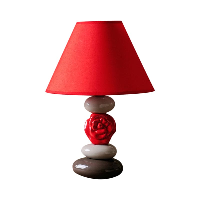 Elegant bordslampa med konisk tygskärm för modern inredning