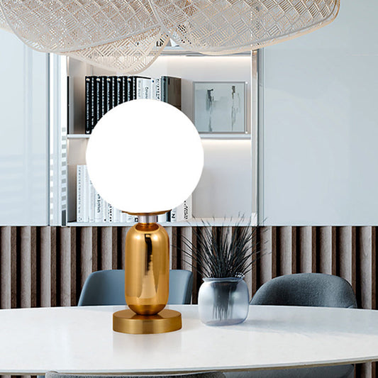 Modern Glaskullampa med Gyllene Metallbas – Stilfull Belysning