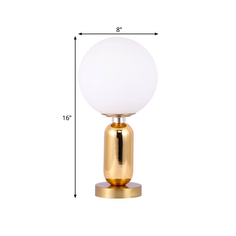 Moderne Glaskugle Lampe med Gyldent Metalbase – Stilfuld Belysning