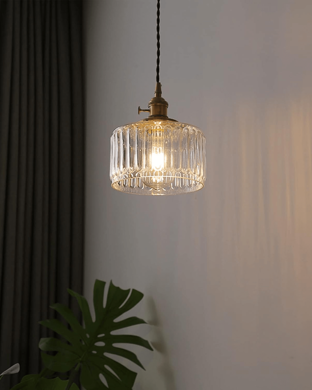 Elegant Glaspendel med Messingdetaljer - Skab Hygge i Hjemmet