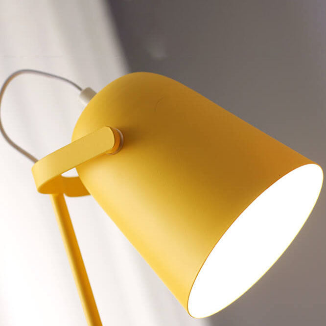 Moderne Bordlampe i Jern med Blødt Lys og Farverigt Design