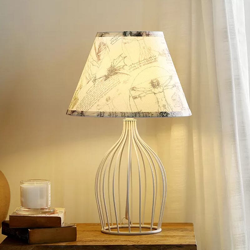 Stilren bordslampa i metall med konisk skärm
