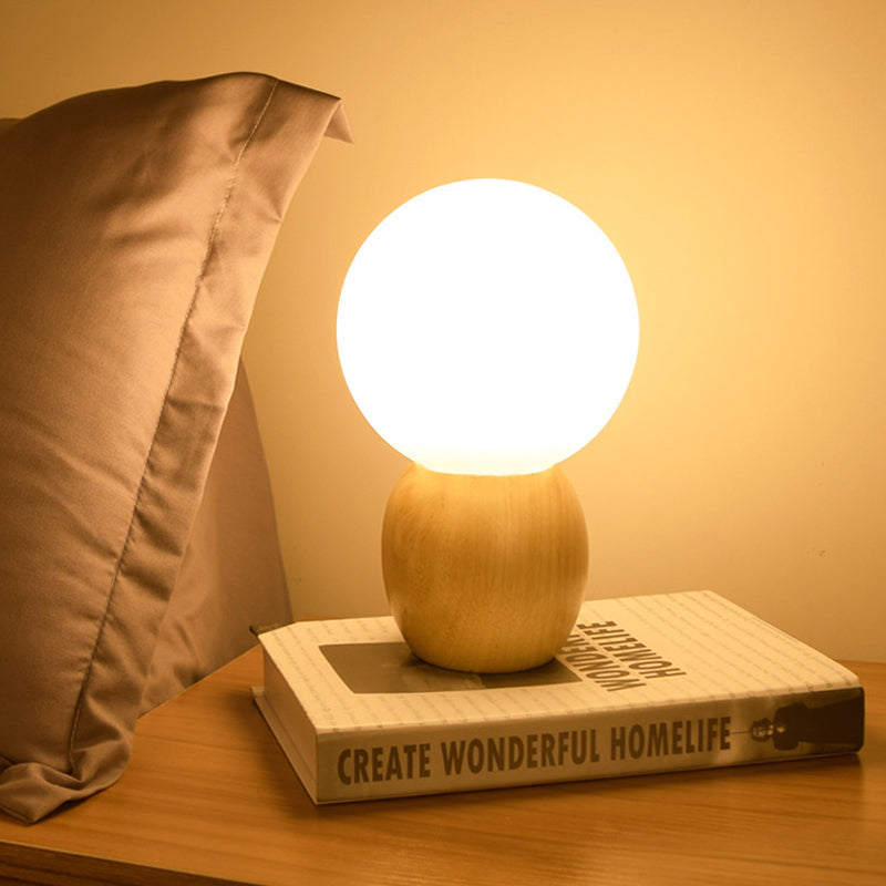 Moderne Natlampe med Træbase – Skab Hygge og Stil i Hjemmet