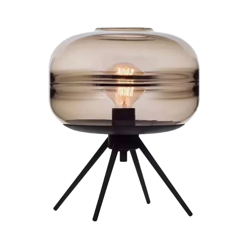 Kreativ bordslampa med modern design och unik estetik