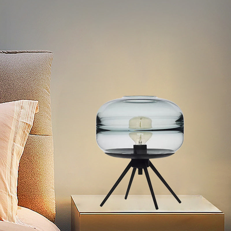Kreativ bordslampa med modern design och unik estetik