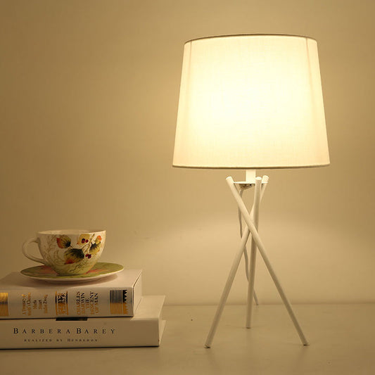 Minimalistisk Bordlampe med Blødt LED Lys i Tøjlampeskærm