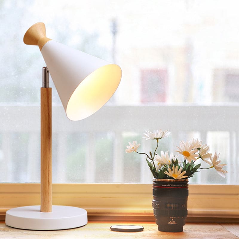 Moderne Trompetformet Bordlampe i Jern – Elegant Indretning
