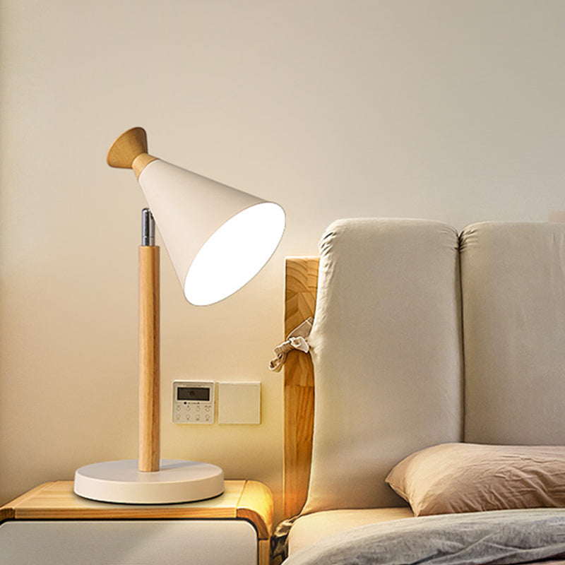 Moderne Trompetformet Bordlampe i Jern – Elegant Indretning