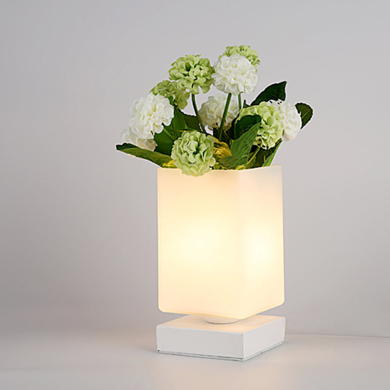 Romantisk Art Deco Nattlampa i Glas för Elegant Inredning