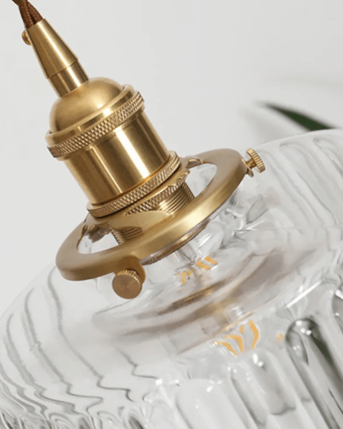 Elegant Glaspendel med Messingdetaljer - Skab Hygge i Hjemmet