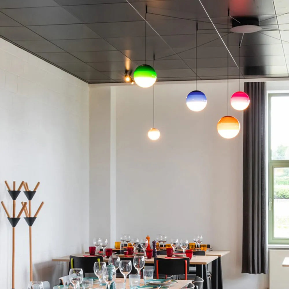 Farverig Glaspendel: Skab Stemning og Elegance i Dit Hjem