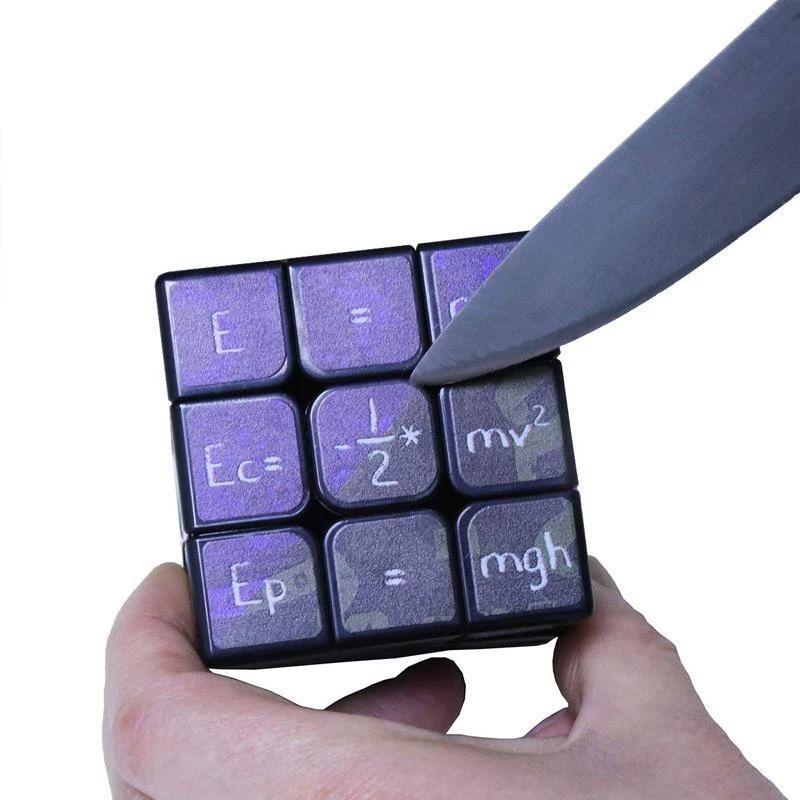 Kreativ Rubiks kub med matematiska ekvationer