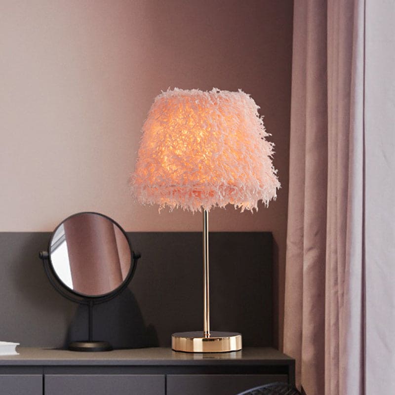 Modern bordslampa till byrå med mjukt ljus
